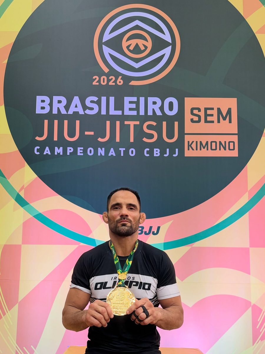 Chairo Olímpio com a rashguard Irmãos Olímpio e a medalha de ouro do Brasileiro Sem Kimono CBJJ