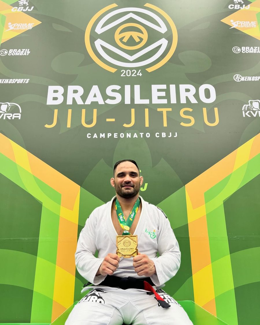 Chaise Olímpio de kimono branco com a medalha de ouro do Campeonato Brasileiro CBJJ 2024