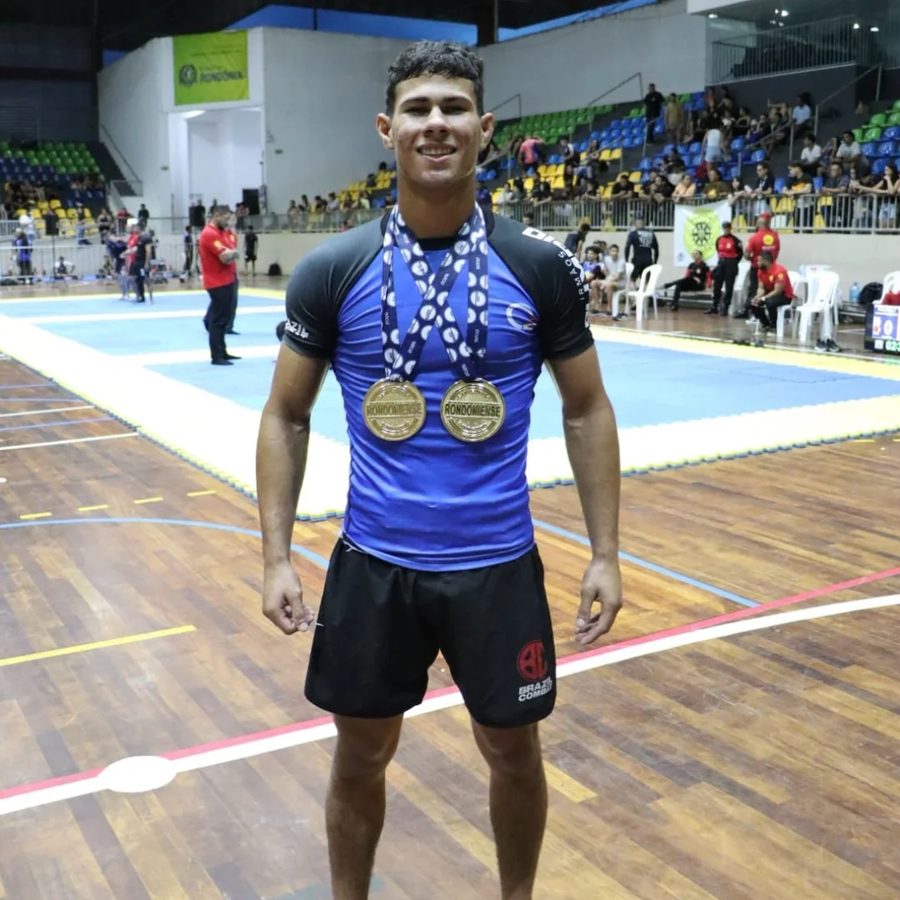 Atleta da Irmãos Olímpio de rashguard com duas medalhas de ouro do Campeonato Rondoniense sem kimono