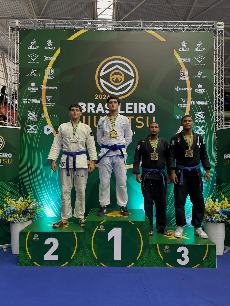 Atleta juvenil da Irmãos Olímpio no lugar mais alto do pódio do Campeonato Brasileiro CBJJ